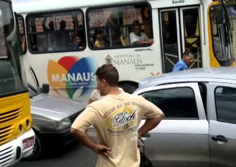 VÍDEO DO PÚBLICO: Motorista de ônibus ameaçado por policial armado em briga de trânsito